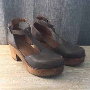 Kelsi Dagger T strap clogs